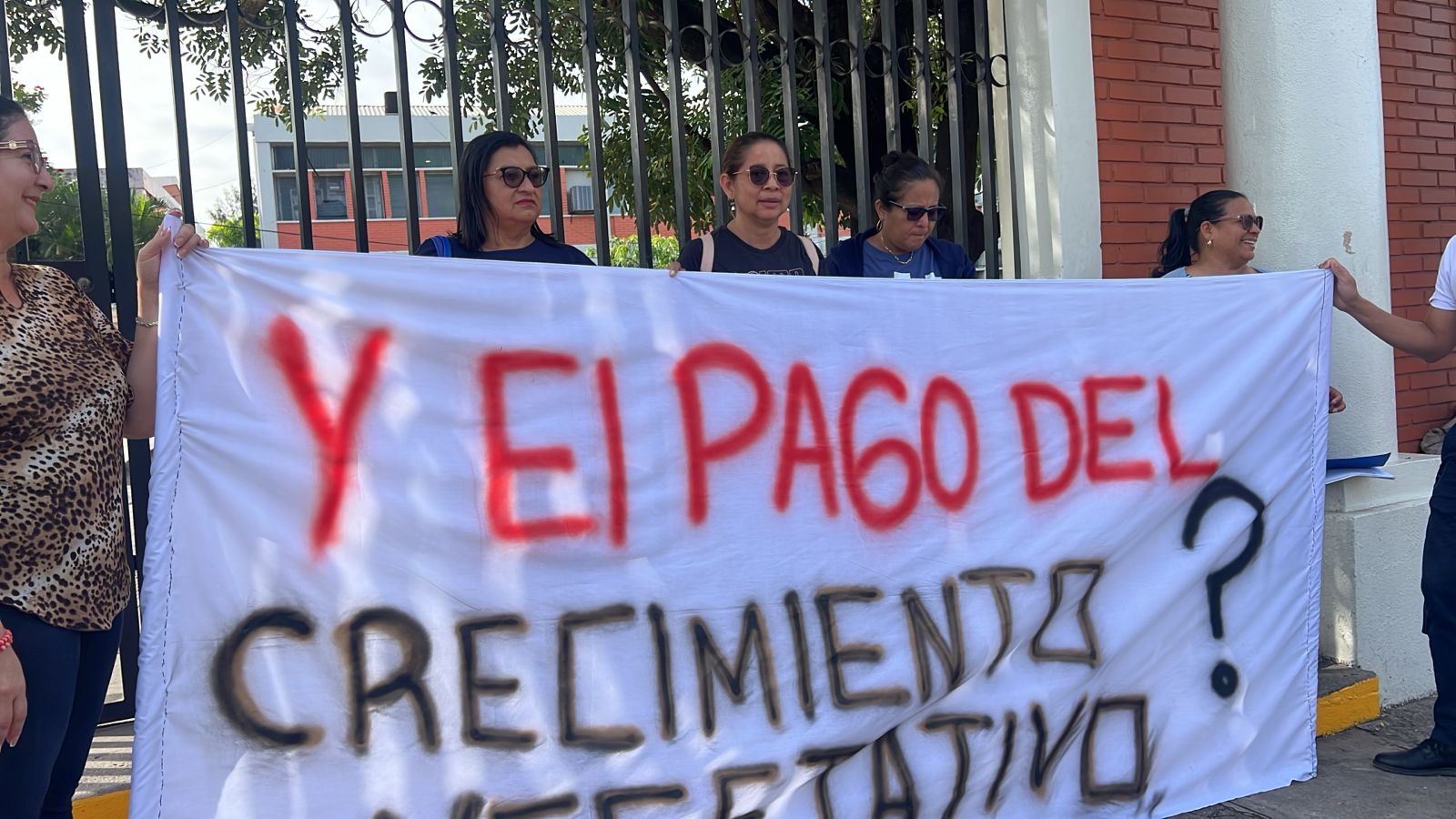 ¡Plantón! Docentes exigen al gobierno pago de Crecimiento Vegetativo adeudado hace 13 años