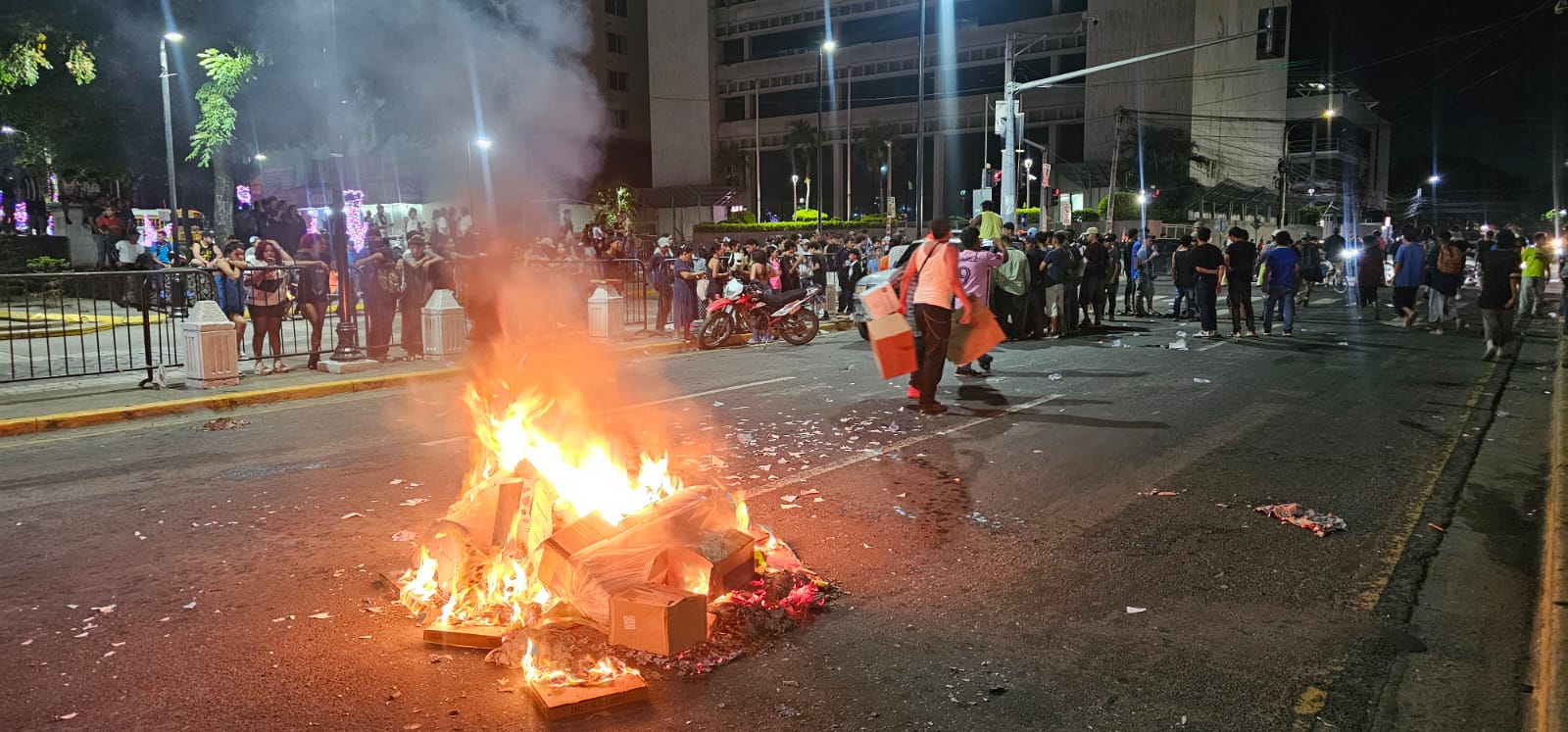 ¡CAOS! Cientos de sampedranos demostraron su repudio contra Roberto Contreras y lo acusan de robarse millones para su campaña